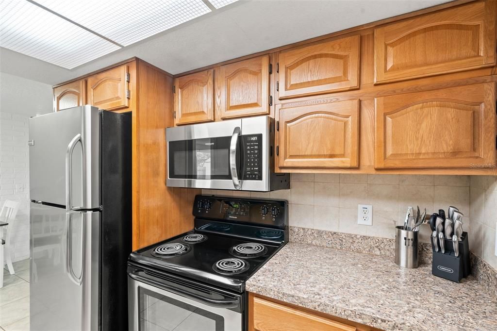 На продажу: $245,000 (2 спален, 2 ванн, 1128 Квадратных фут)