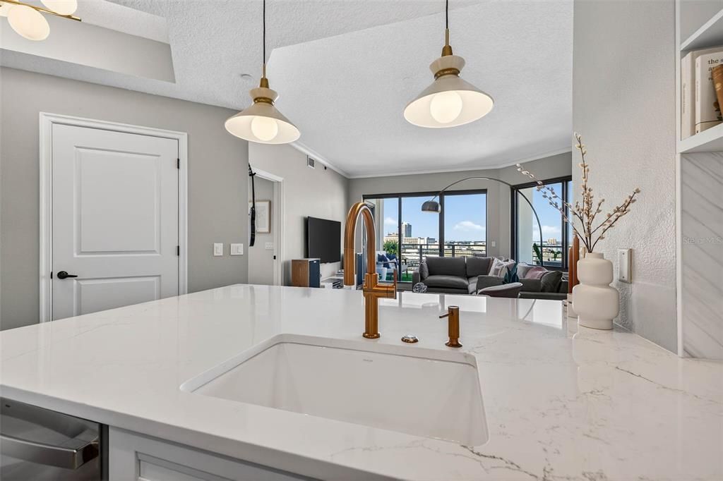 待售: $749,900 (2 贝兹, 2 浴室, 1165 平方英尺)