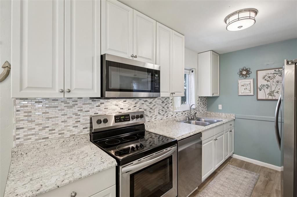 待售: $209,000 (2 贝兹, 1 浴室, 812 平方英尺)