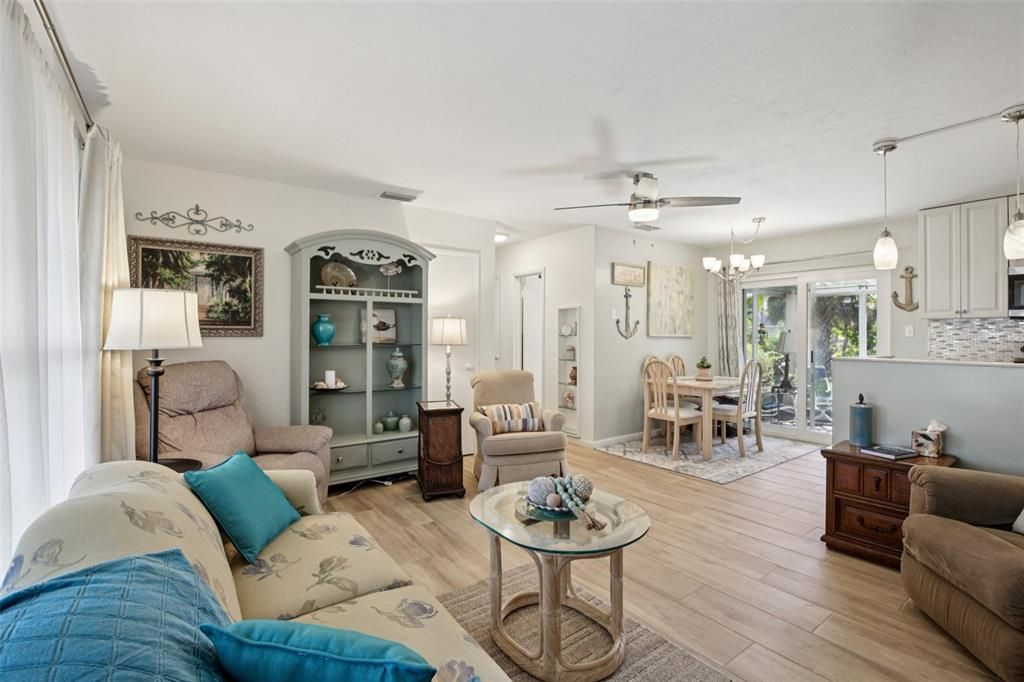 待售: $209,000 (2 贝兹, 1 浴室, 812 平方英尺)