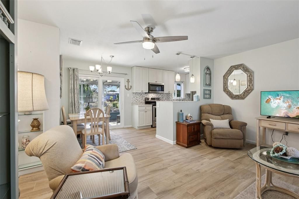 待售: $209,000 (2 贝兹, 1 浴室, 812 平方英尺)