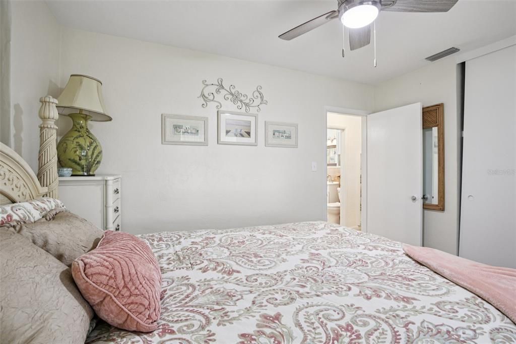 待售: $209,000 (2 贝兹, 1 浴室, 812 平方英尺)