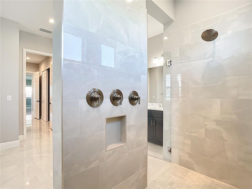 En Venta: $2,200,000 (5 camas, 4 baños, 4452 Pies cuadrados)