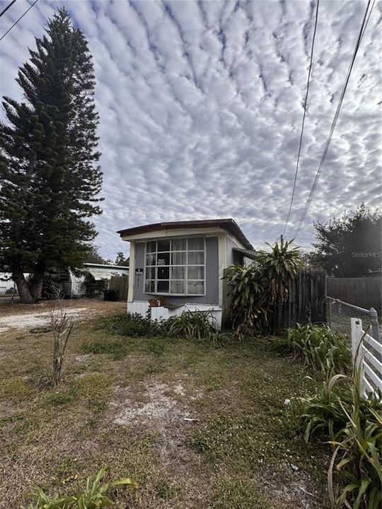 For Sale: $59,900 (2 beds, 1 baths, 624 Square Feet)