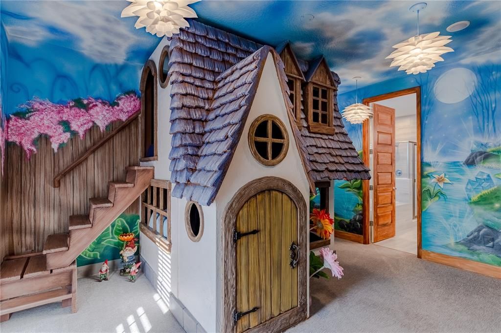 For Sale: $2,225,000 (6 beds, 6 baths, 4588 Square Feet)