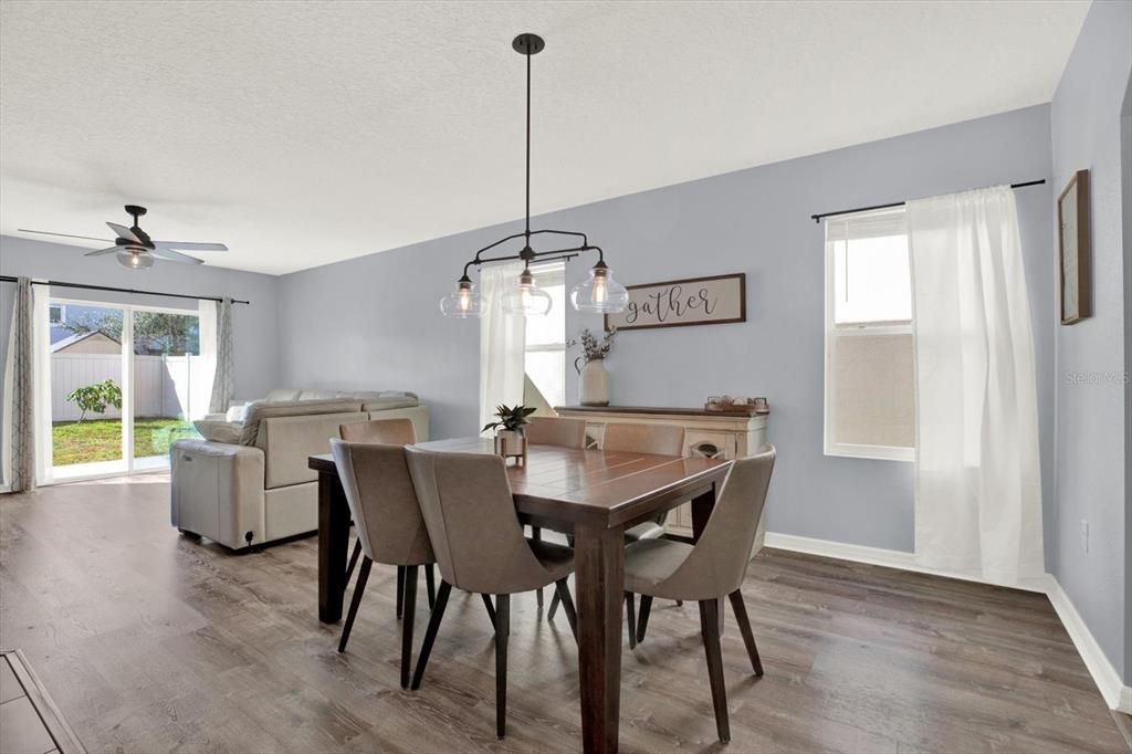 En Venta: $415,000 (5 camas, 3 baños, 2447 Pies cuadrados)