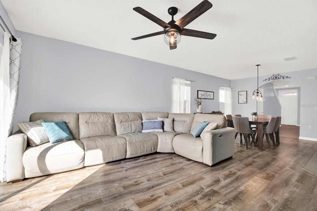 En Venta: $415,000 (5 camas, 3 baños, 2447 Pies cuadrados)