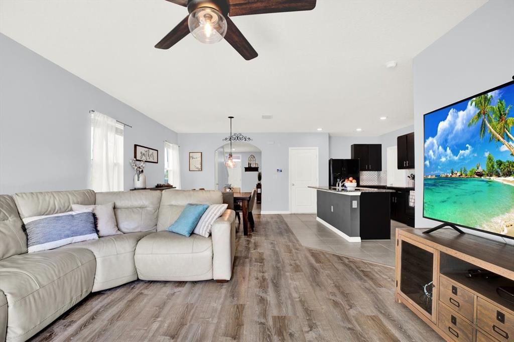 En Venta: $415,000 (5 camas, 3 baños, 2447 Pies cuadrados)