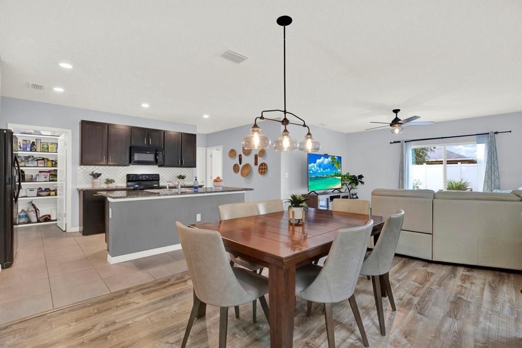 En Venta: $415,000 (5 camas, 3 baños, 2447 Pies cuadrados)