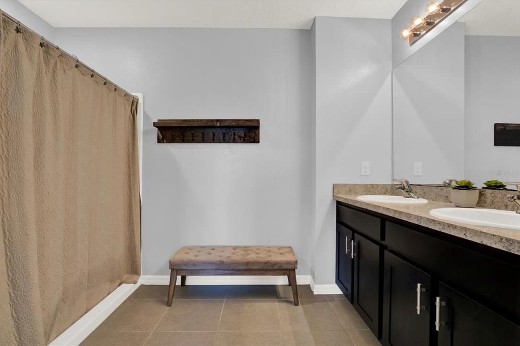 En Venta: $415,000 (5 camas, 3 baños, 2447 Pies cuadrados)