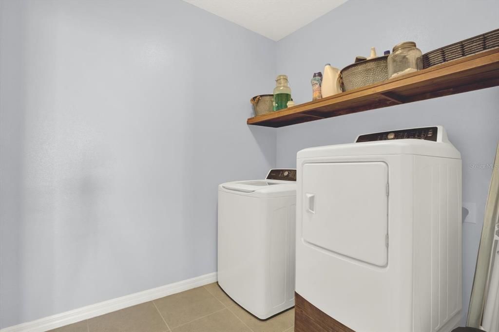 En Venta: $415,000 (5 camas, 3 baños, 2447 Pies cuadrados)