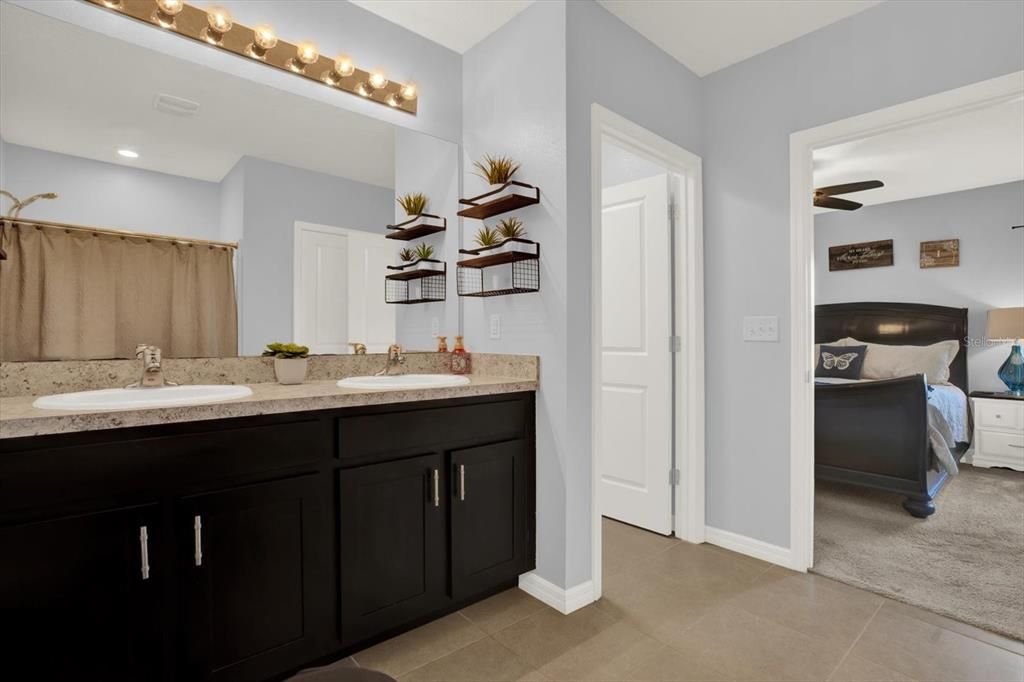 En Venta: $415,000 (5 camas, 3 baños, 2447 Pies cuadrados)