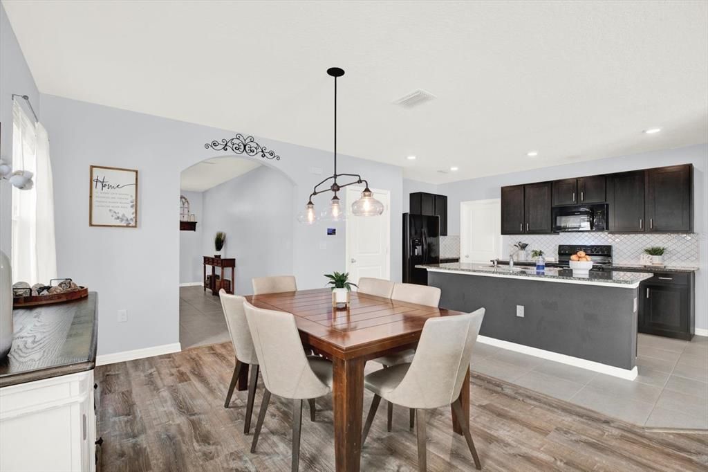 En Venta: $415,000 (5 camas, 3 baños, 2447 Pies cuadrados)