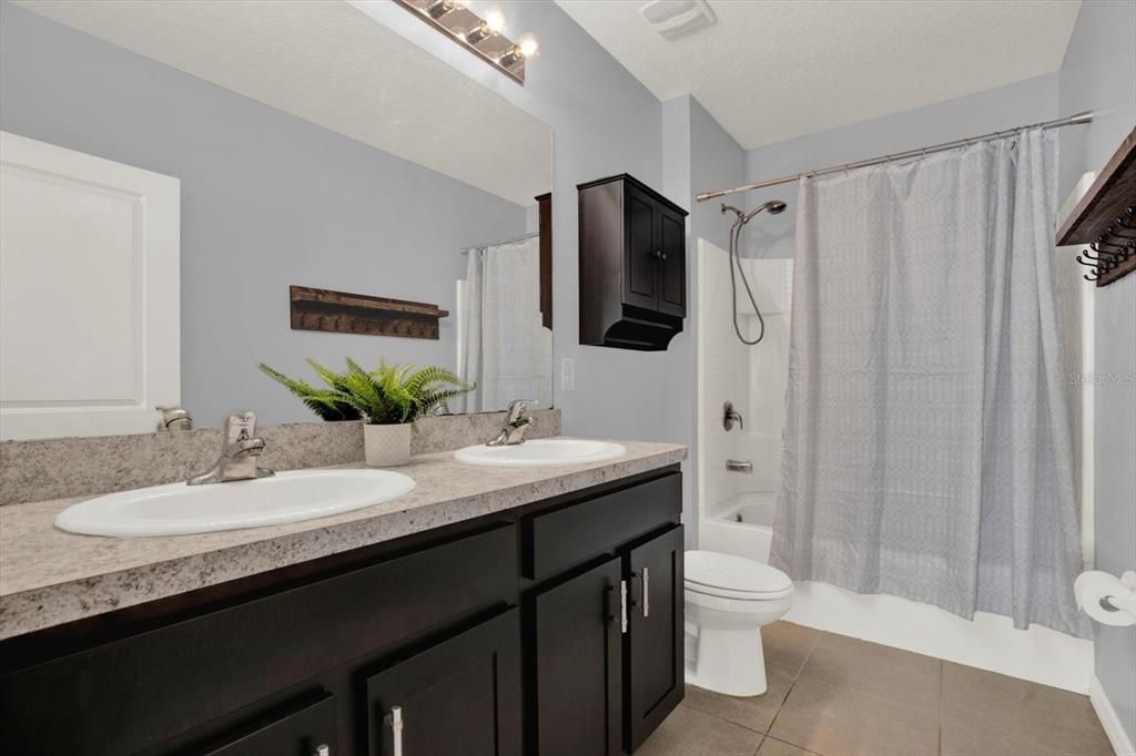 En Venta: $415,000 (5 camas, 3 baños, 2447 Pies cuadrados)