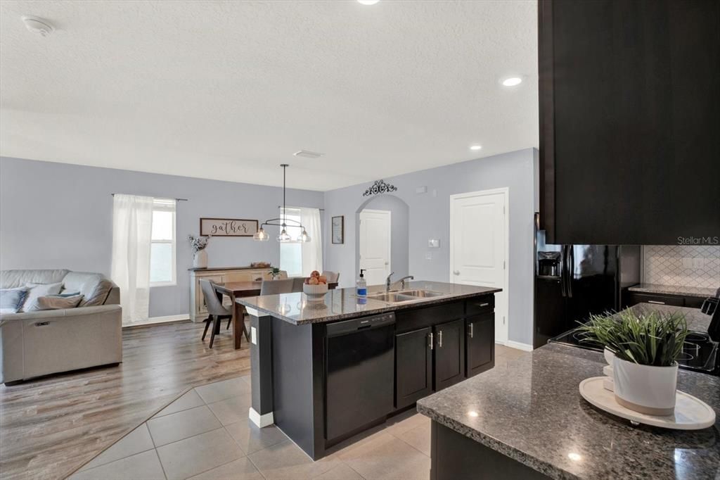 En Venta: $415,000 (5 camas, 3 baños, 2447 Pies cuadrados)