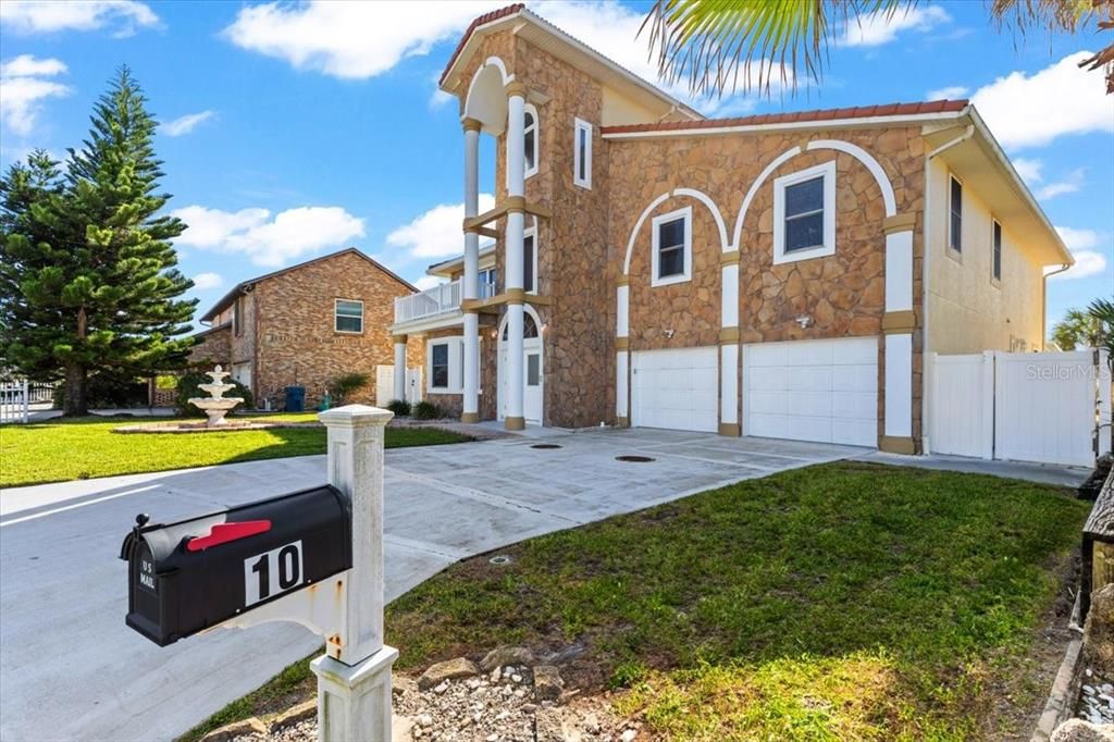 For Sale: $1,195,000 (3 beds, 2 baths, 3550 Square Feet)