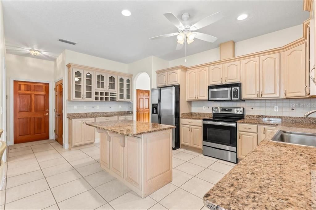 For Sale: $1,195,000 (3 beds, 2 baths, 3550 Square Feet)