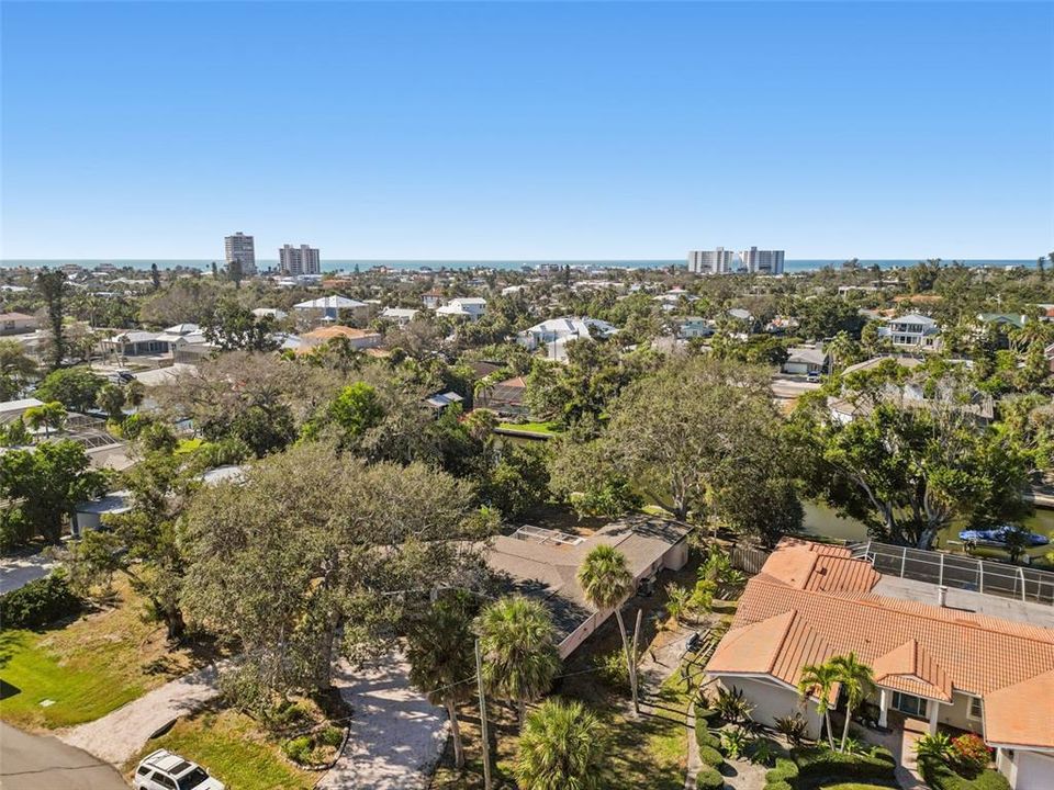 En Venta: $1,100,000 (0.35 acres)