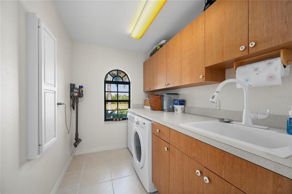 На продажу: $930,000 (3 спален, 2 ванн, 2569 Квадратных фут)