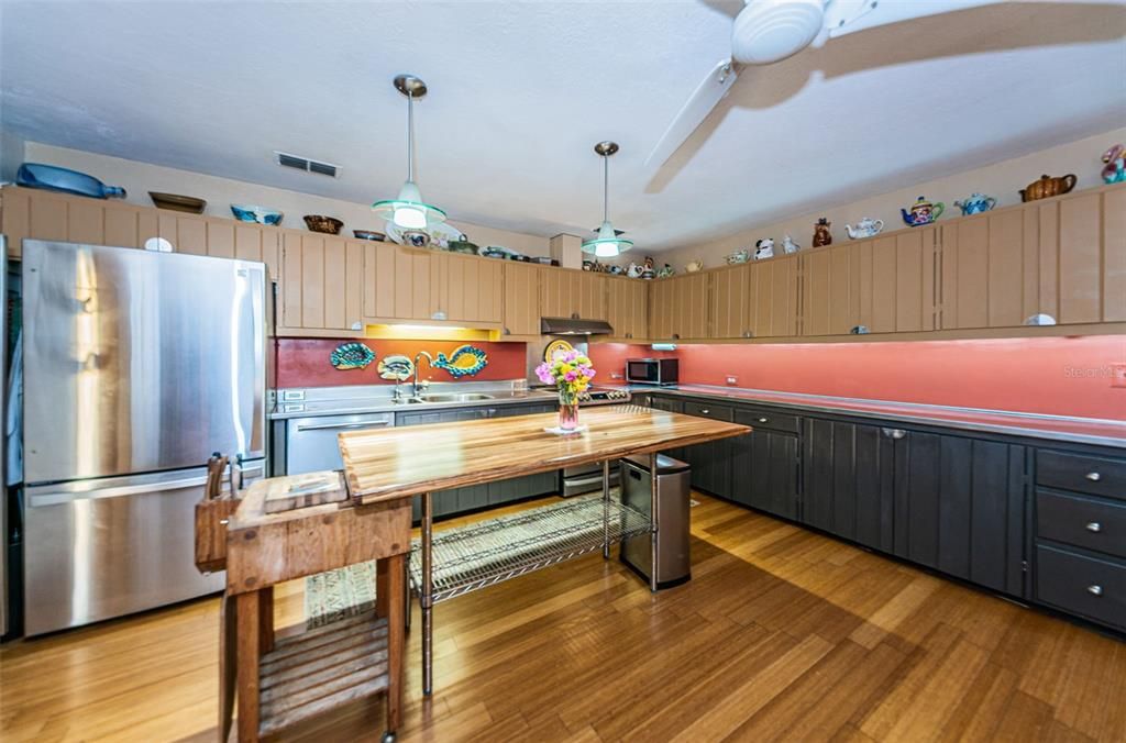 For Sale: $749,900 (3 beds, 3 baths, 2368 Square Feet)