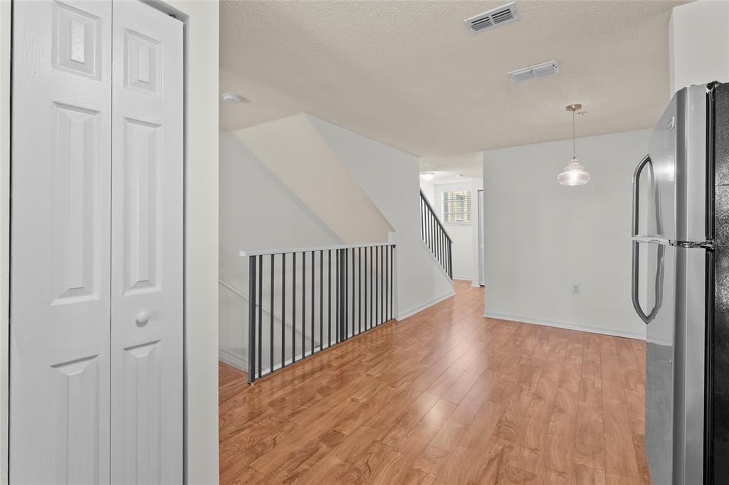 For Sale: $179,900 (1 beds, 1 baths, 1032 Square Feet)