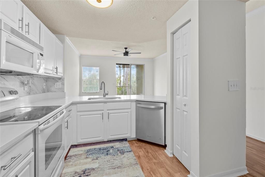 For Sale: $179,900 (1 beds, 1 baths, 1032 Square Feet)