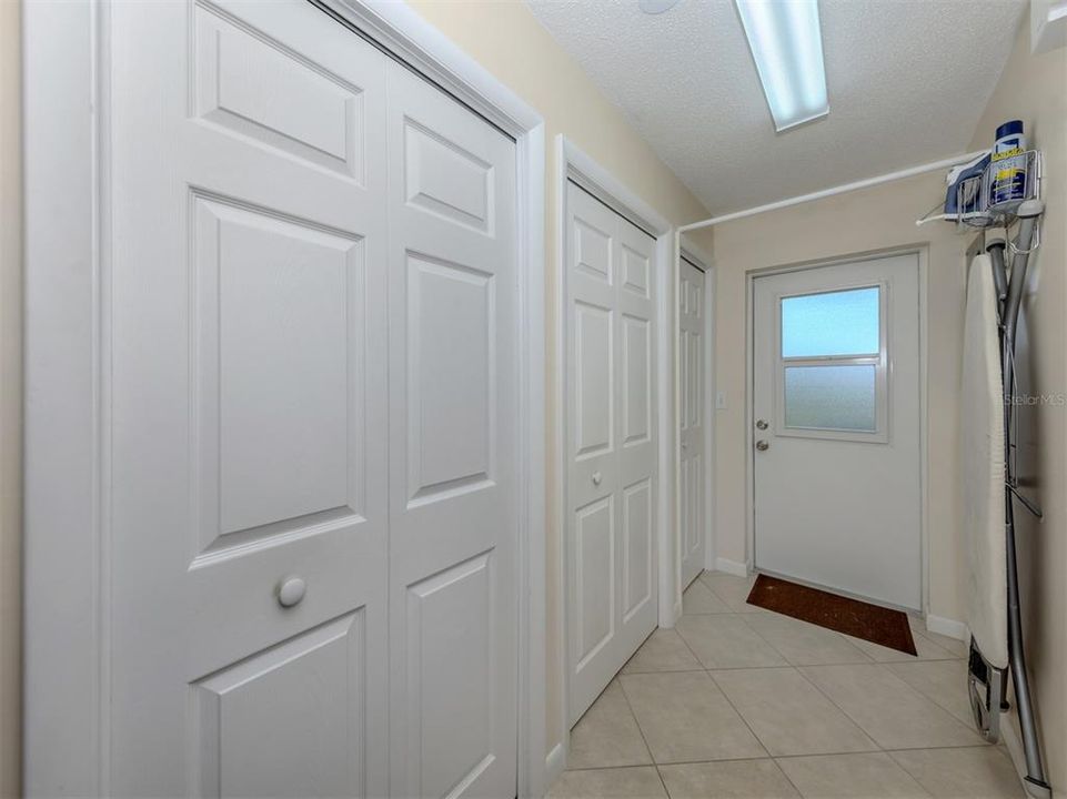 For Sale: $299,900 (2 beds, 2 baths, 1422 Square Feet)