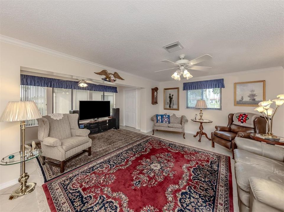 For Sale: $299,900 (2 beds, 2 baths, 1422 Square Feet)