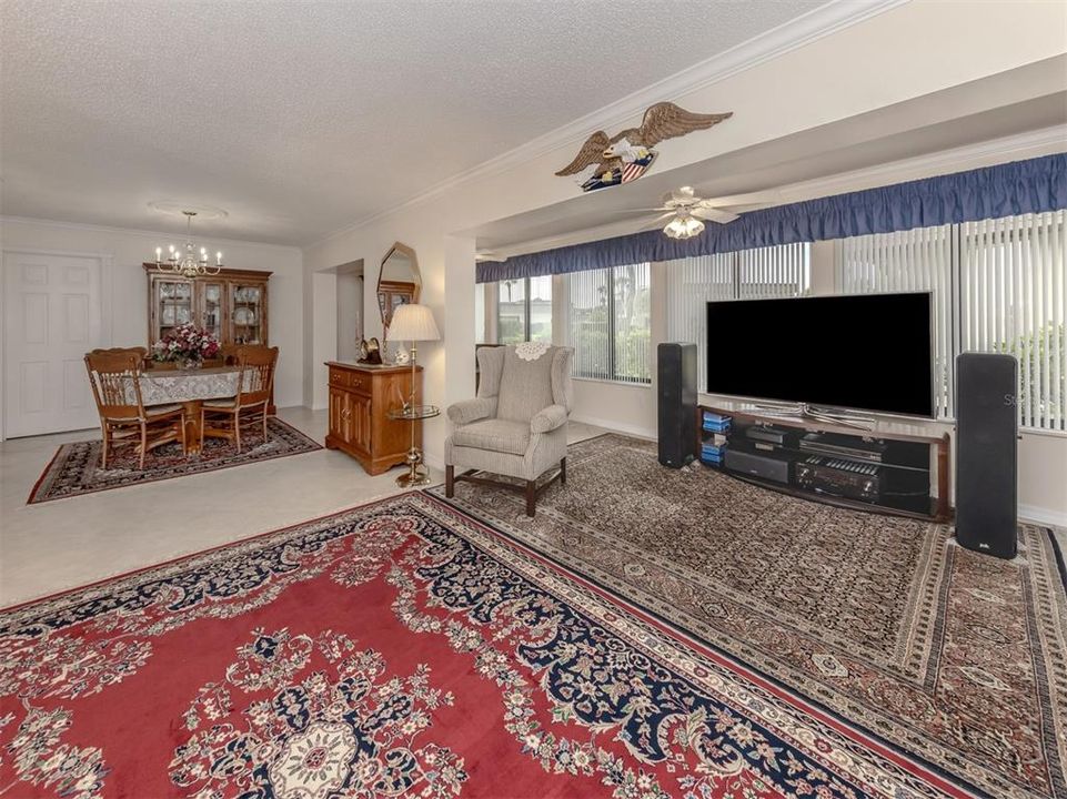 For Sale: $299,900 (2 beds, 2 baths, 1422 Square Feet)