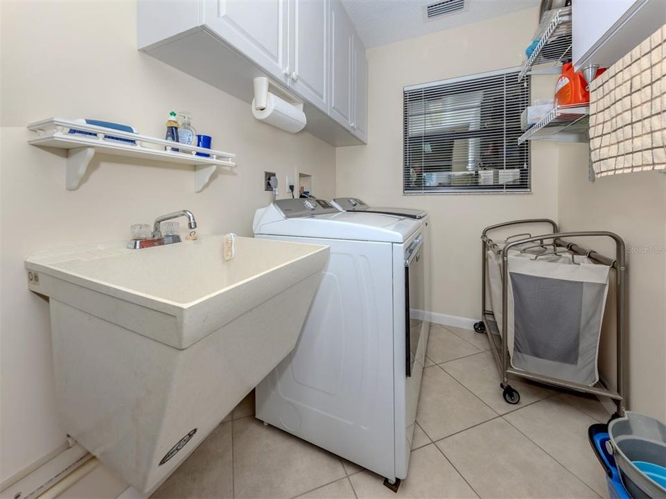 For Sale: $299,900 (2 beds, 2 baths, 1422 Square Feet)