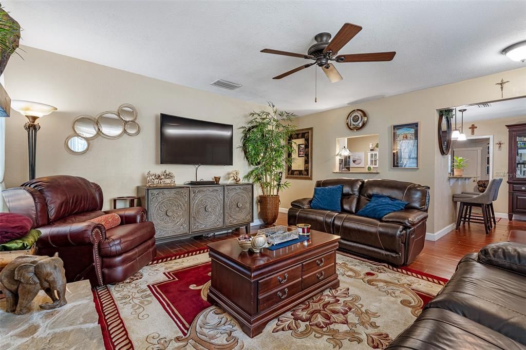 На продажу: $275,000 (2 спален, 2 ванн, 1406 Квадратных фут)