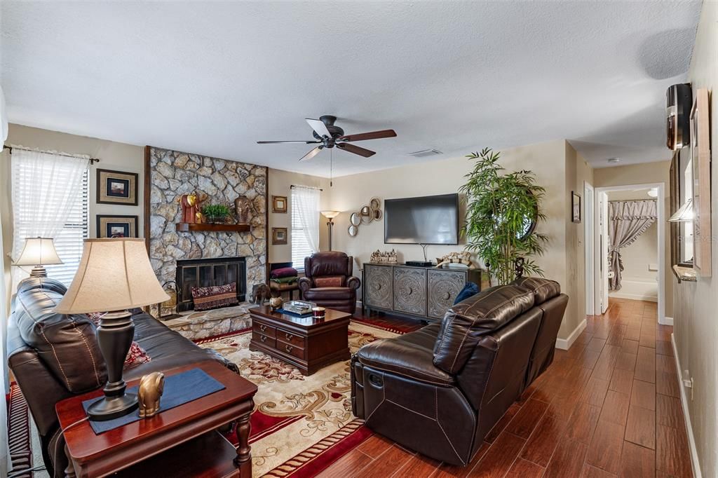 На продажу: $275,000 (2 спален, 2 ванн, 1406 Квадратных фут)