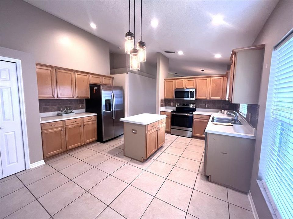 В аренду: $2,750 (4 спален, 2 ванн, 1974 Квадратных фут)