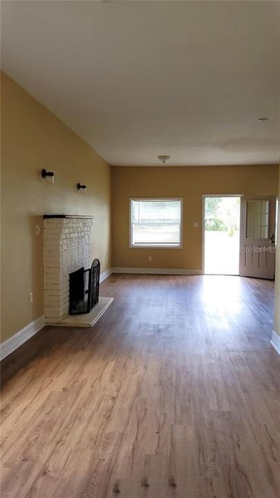 出租: $1,595 (2 贝兹, 1 浴室, 980 平方英尺)