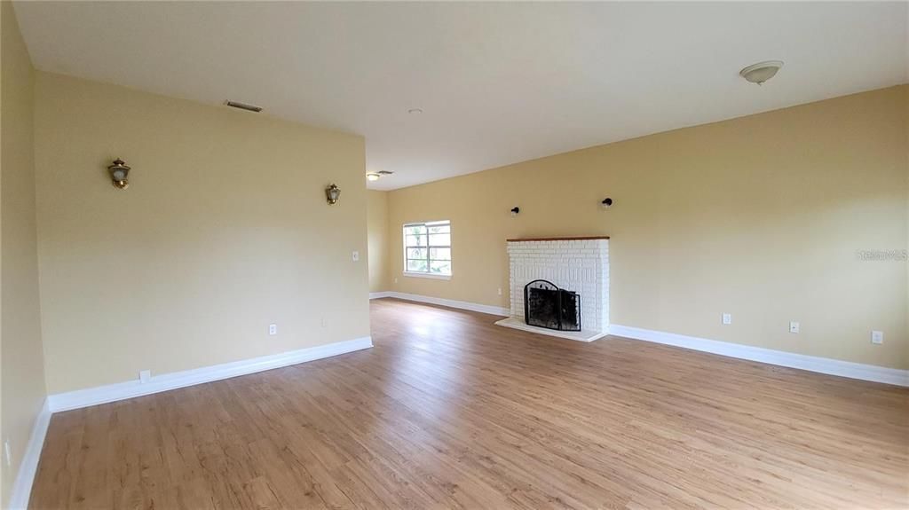 出租: $1,595 (2 贝兹, 1 浴室, 980 平方英尺)