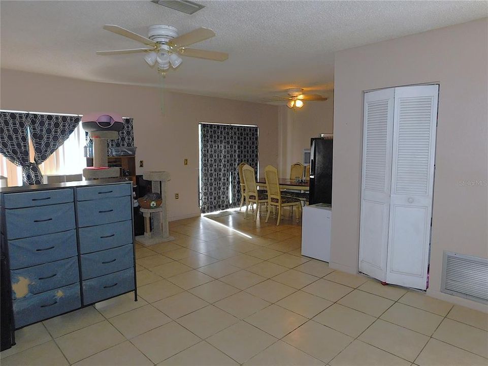 For Sale: $192,900 (2 beds, 2 baths, 1121 Square Feet)