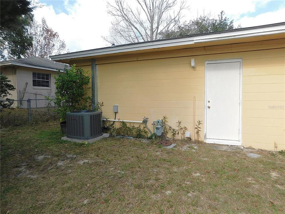 For Sale: $192,900 (2 beds, 2 baths, 1121 Square Feet)