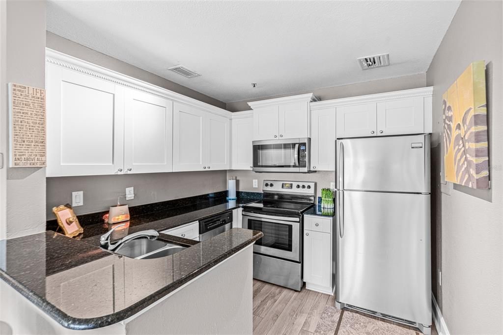 For Sale: $150,000 (1 beds, 1 baths, 572 Square Feet)