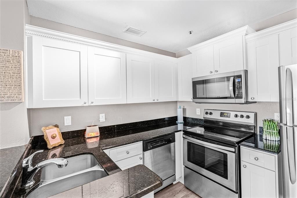 For Sale: $150,000 (1 beds, 1 baths, 572 Square Feet)