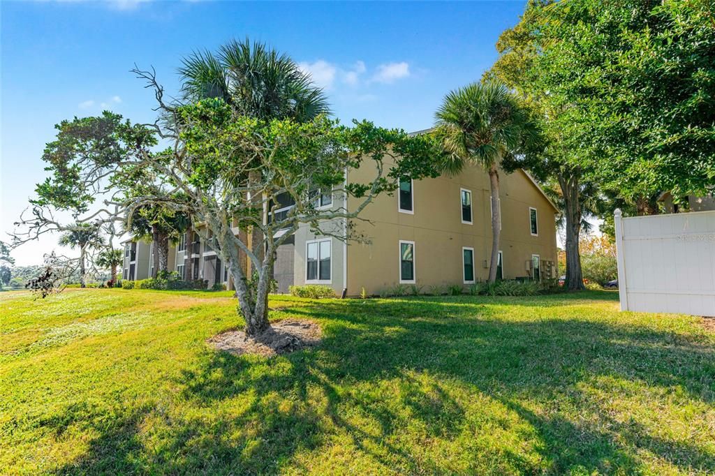 For Sale: $150,000 (1 beds, 1 baths, 572 Square Feet)