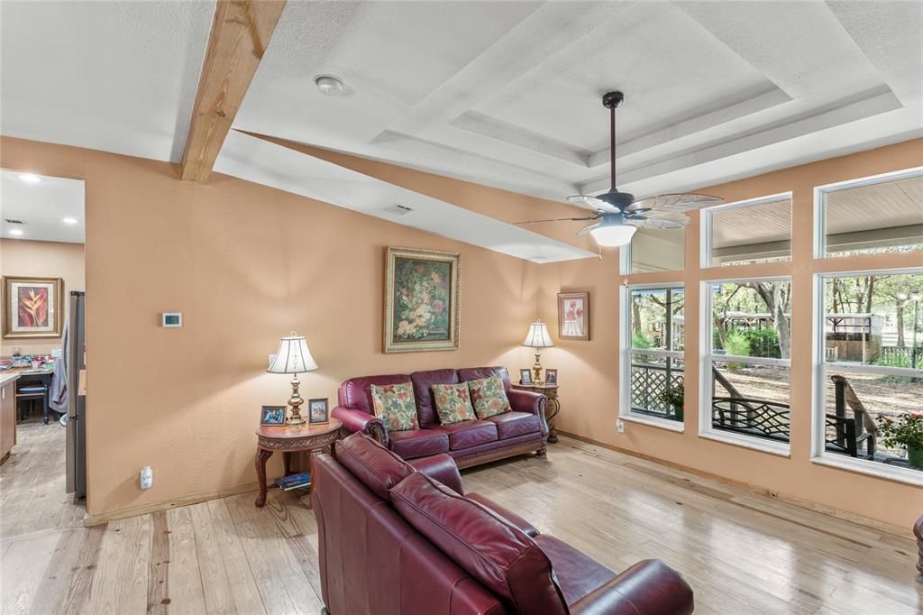 En Venta: $265,000 (3 camas, 2 baños, 1956 Pies cuadrados)