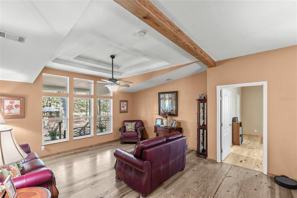 En Venta: $265,000 (3 camas, 2 baños, 1956 Pies cuadrados)