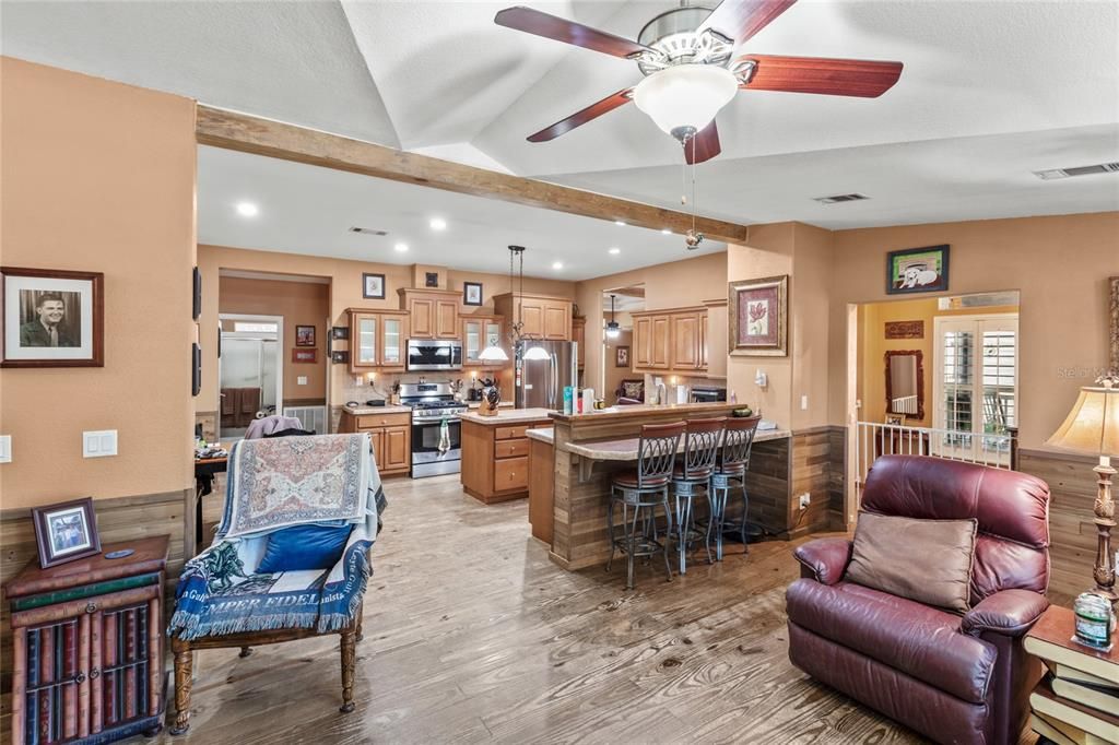 En Venta: $265,000 (3 camas, 2 baños, 1956 Pies cuadrados)