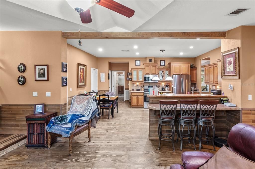 En Venta: $265,000 (3 camas, 2 baños, 1956 Pies cuadrados)