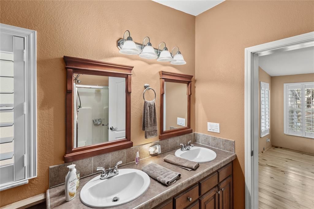 En Venta: $265,000 (3 camas, 2 baños, 1956 Pies cuadrados)