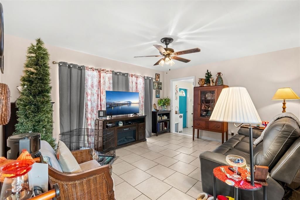 待售: $230,000 (3 贝兹, 2 浴室, 1173 平方英尺)