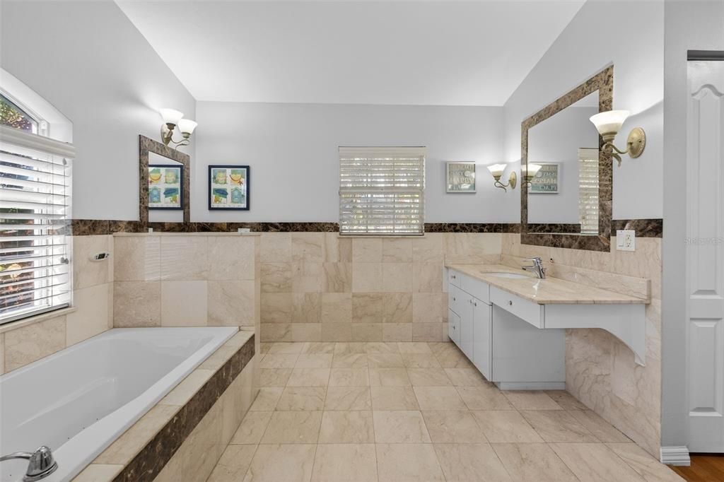 待售: $700,000 (3 贝兹, 2 浴室, 2187 平方英尺)