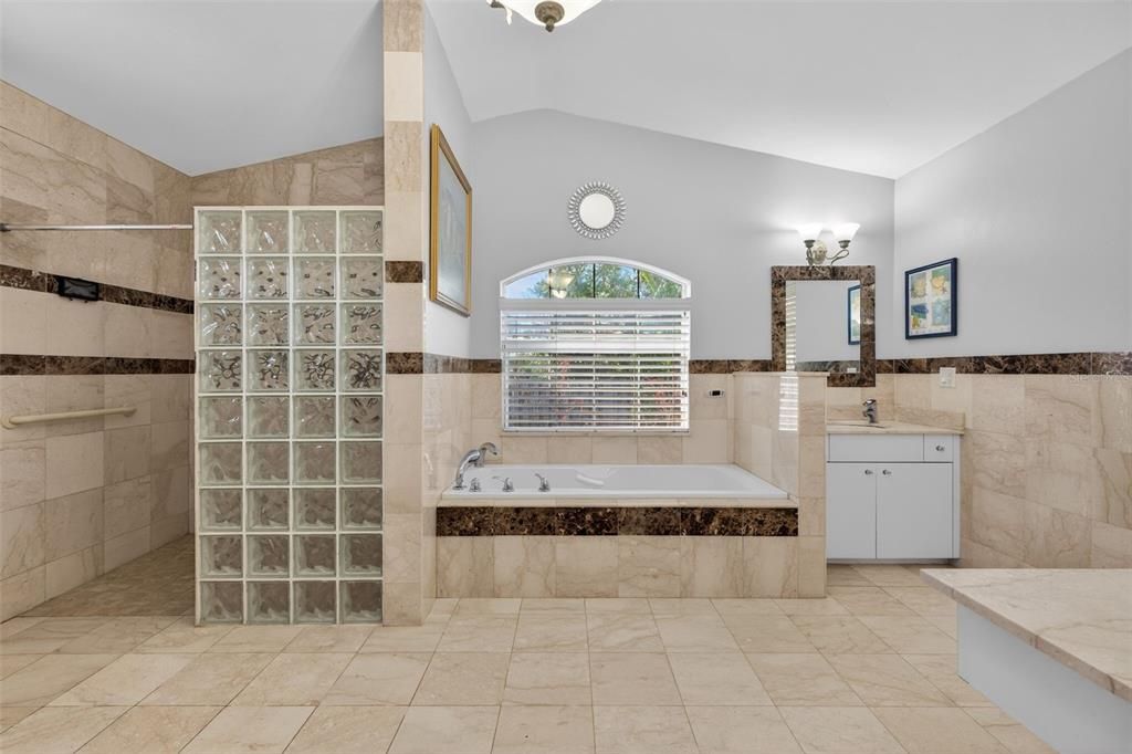 待售: $700,000 (3 贝兹, 2 浴室, 2187 平方英尺)