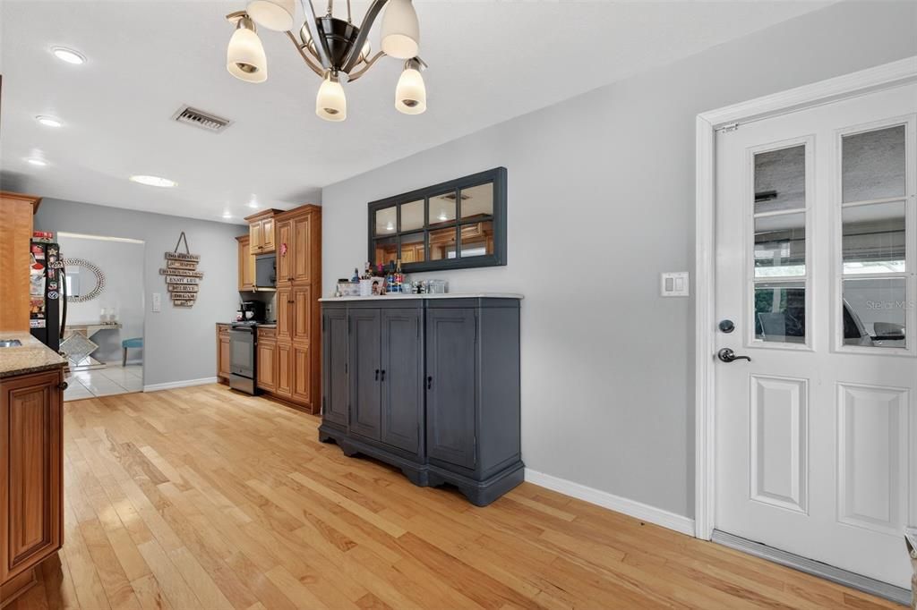 待售: $700,000 (3 贝兹, 2 浴室, 2187 平方英尺)