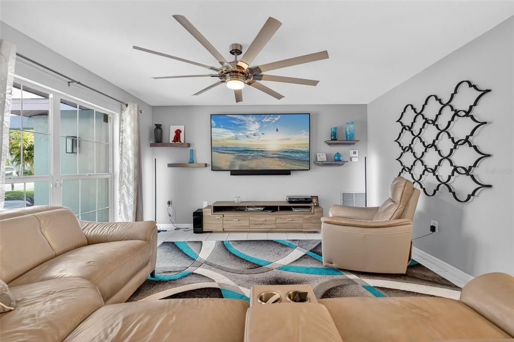 待售: $700,000 (3 贝兹, 2 浴室, 2187 平方英尺)